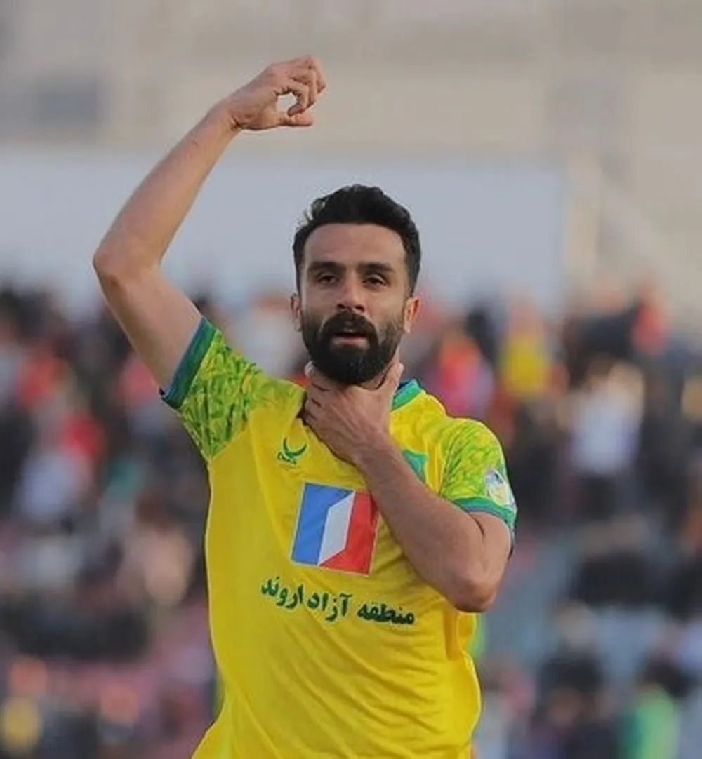 Jogador imita uma forca na comemoração do gol em protesto contra execuções  no Irã